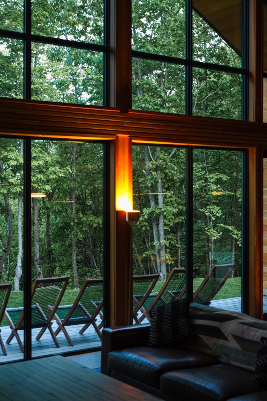 Enhabit lakeside cottage with wraparound porch